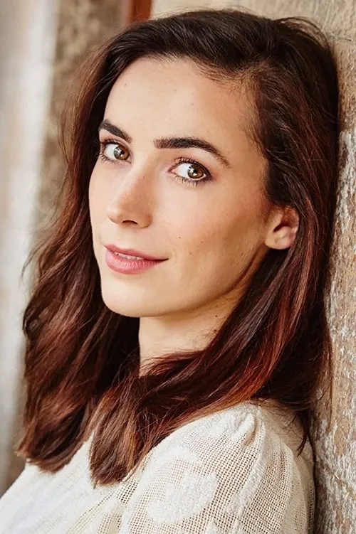 Geraldine Hakewill interpretando a 