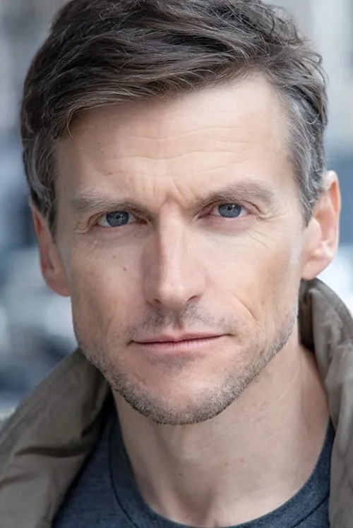 Gideon Emery interpretando a 