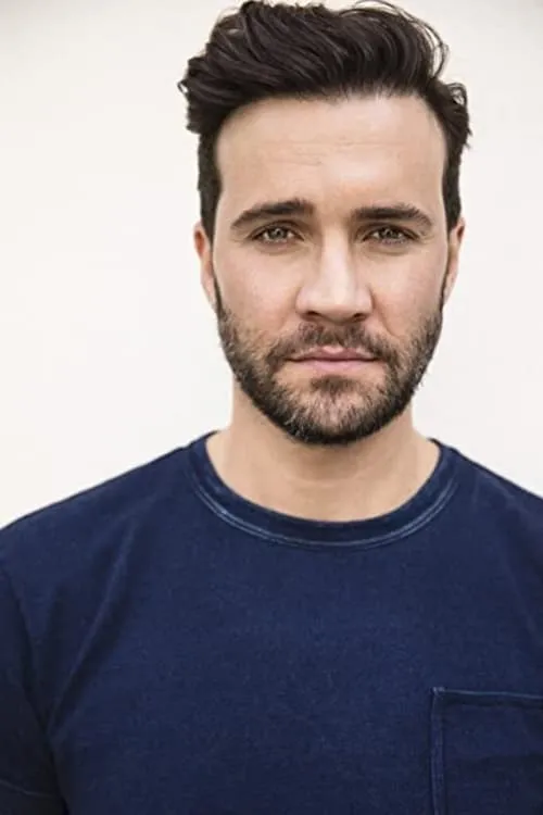 Gil McKinney en el reparto