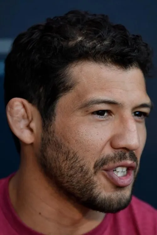 Gilbert Melendez interpretando a Himself