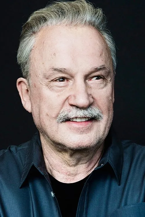 Giorgio Moroder interpretando a 