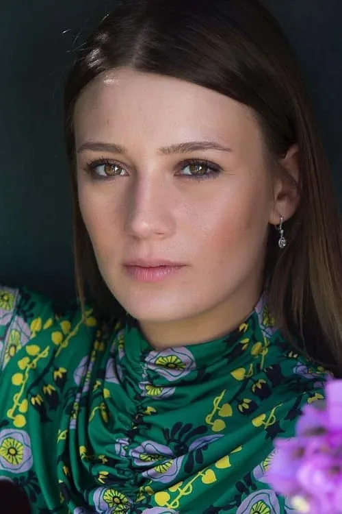 Gizem Karaca interpretando a Ezel