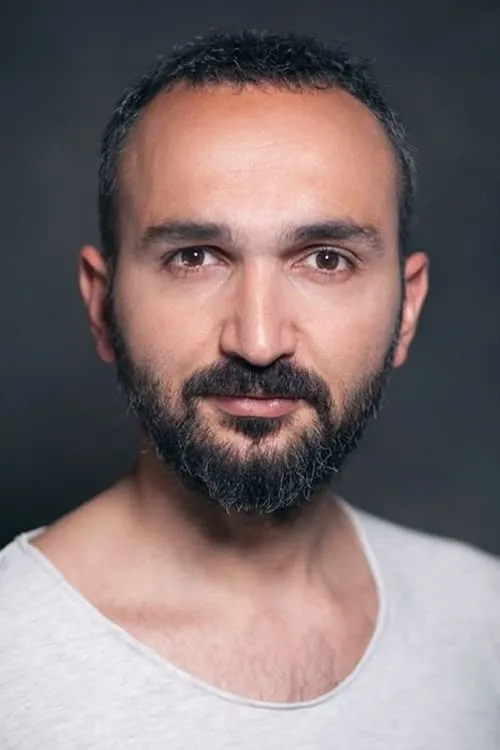 Gökhan Yıkılkan interpretando a Aydin Kesme