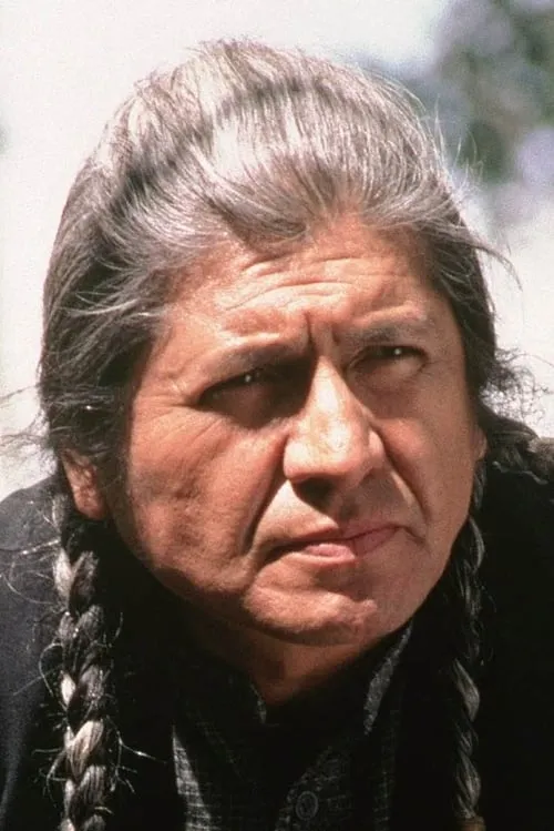 Gordon Tootoosis interpretando a Joe Moon