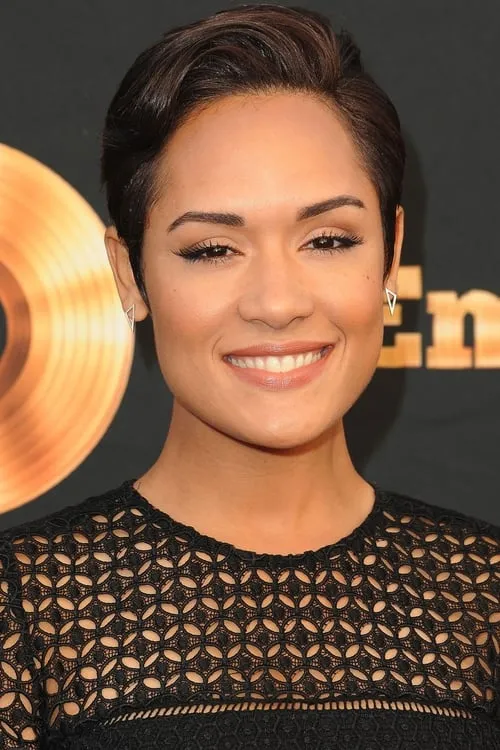 Grace Byers interpretando a Allison