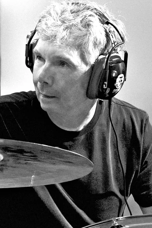 Graham Lear interpretando a Drums