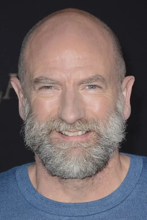 Graham McTavish interpretando a Self - Presenter