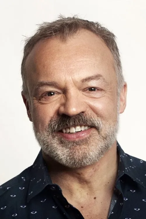 Graham Norton interpretando a Mr. Puckov