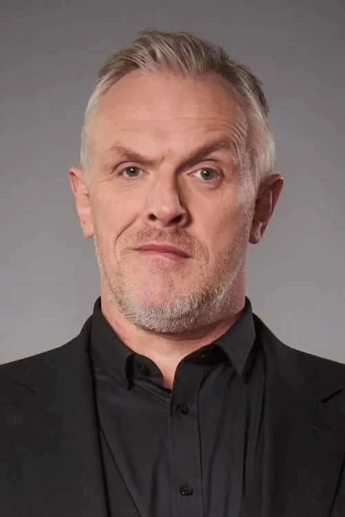 Greg Davies interpretando a Self