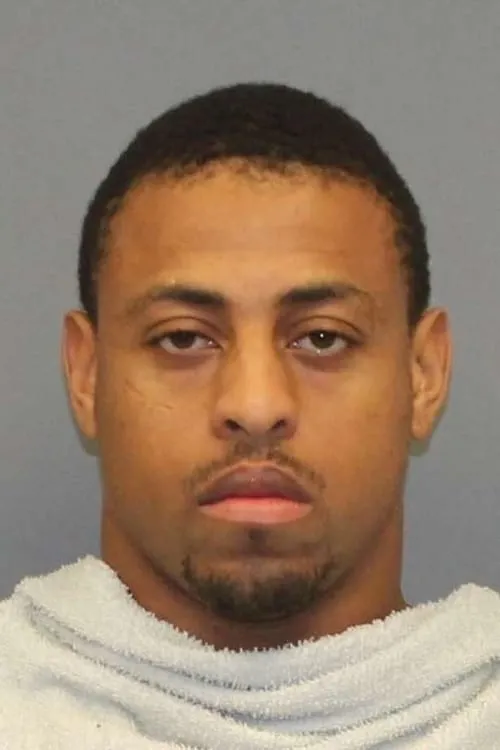 Greg Hardy interpretando a Self