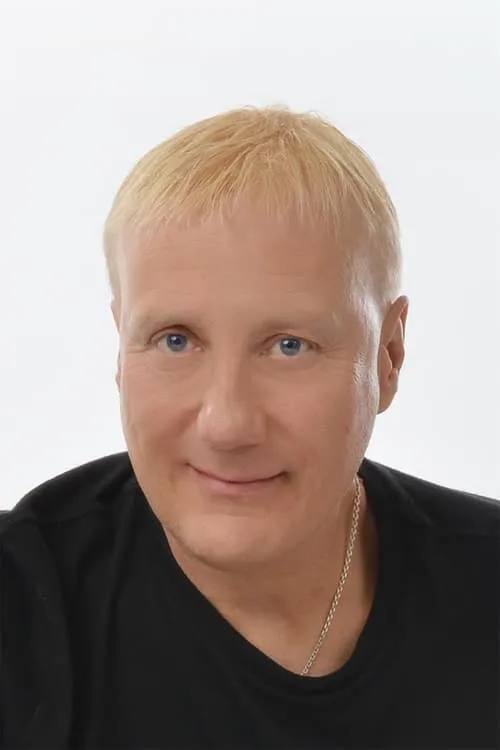 Gregg Bissonette interpretando a Himself