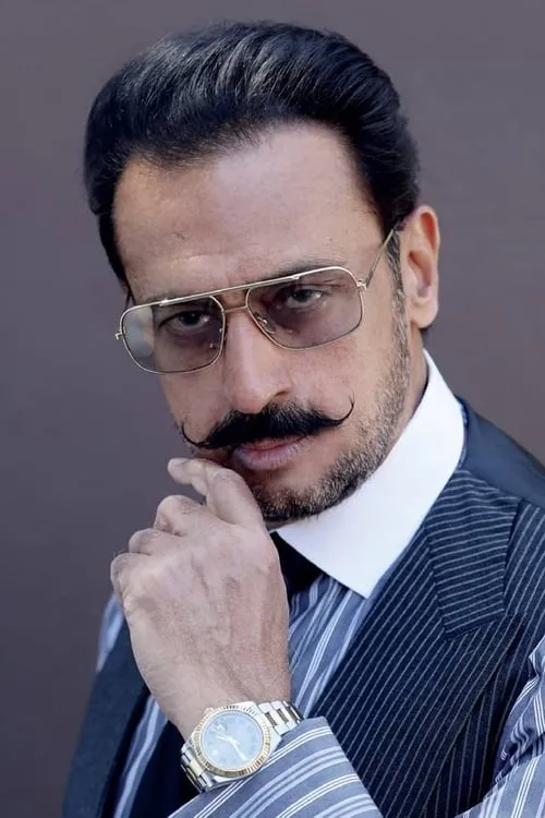 Gulshan Grover interpretando a 