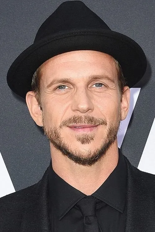 Foto de perfil del actor Gustaf Skarsgård en el reparto