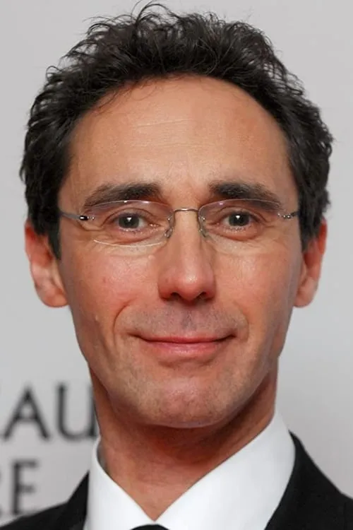 Guy Henry interpretando a 