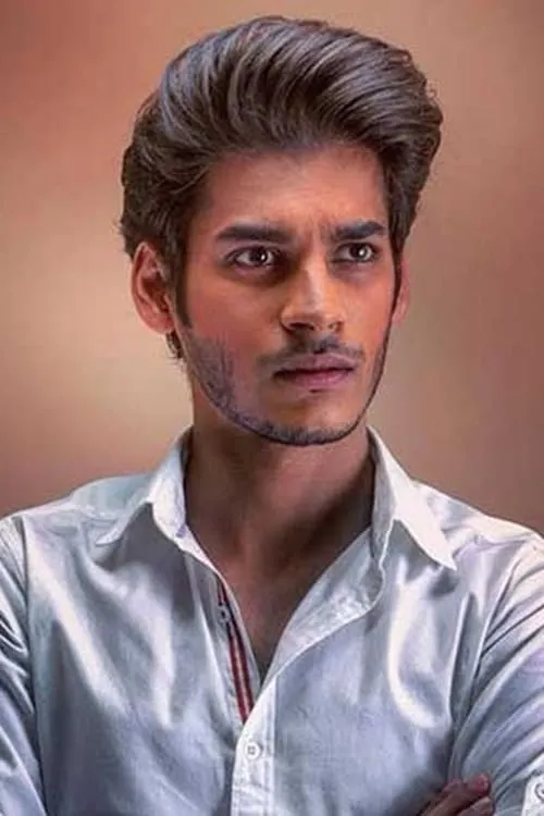 Hadi Bin Arshad interpretando a Shahrukh Mukhtar