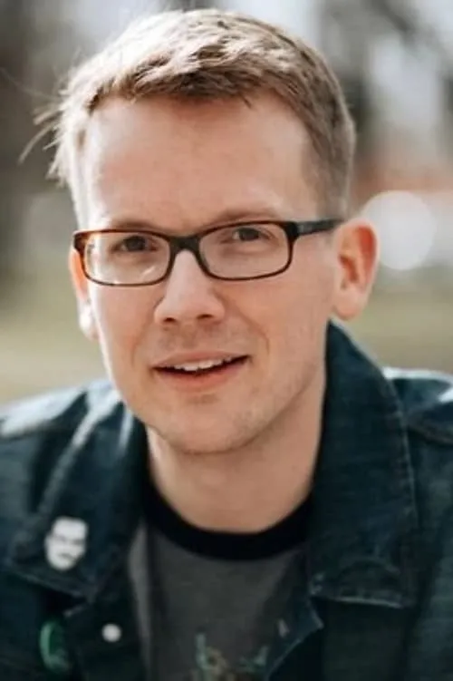 Hank Green interpretando a 