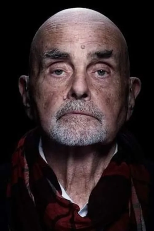 Hans-Joachim Roedelius interpretando a Himself