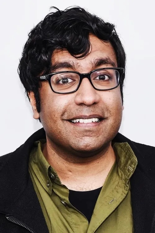 Hari Kondabolu interpretando a Manoj Krishnamurthy