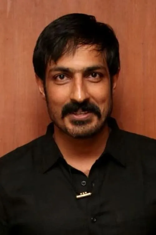 Harish Uthaman interpretando a Saravanan