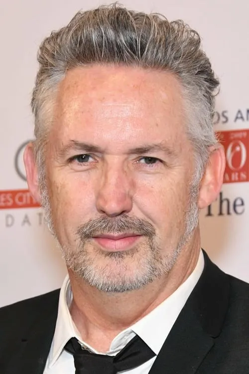 Harland Williams interpretando a Officer Harry Cox