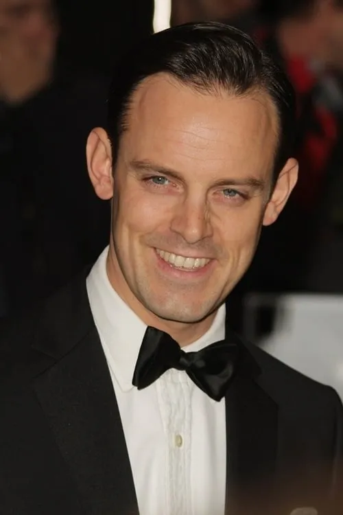 Harry Hadden-Paton interpretando a Chief Supt.  Charles Addison