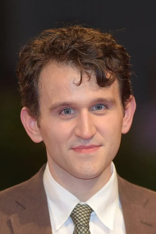 Harry Melling interpretando a Tim