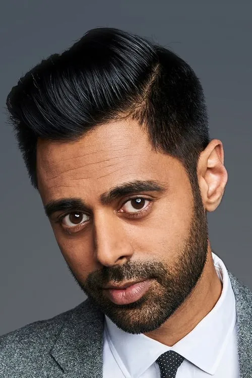 Hasan Minhaj interpretando a 