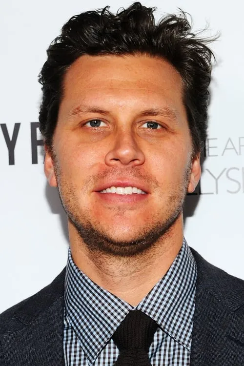 Hayes MacArthur interpretando a Chester