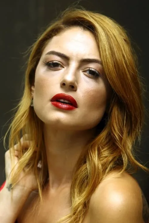 Hazal Şenel interpretando a Müge