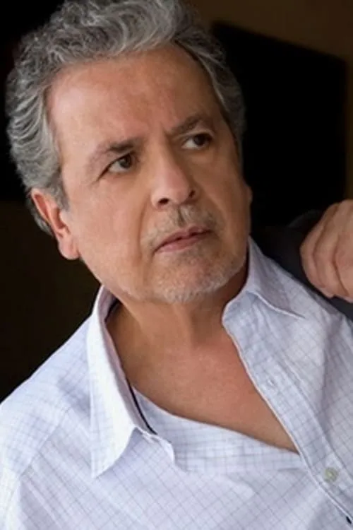 Héctor Sáez interpretando a Emilio