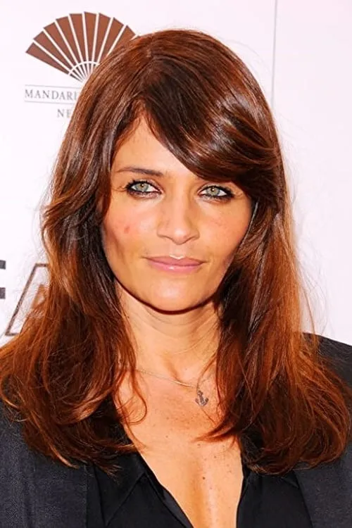 Helena Christensen interpretando a Isabella