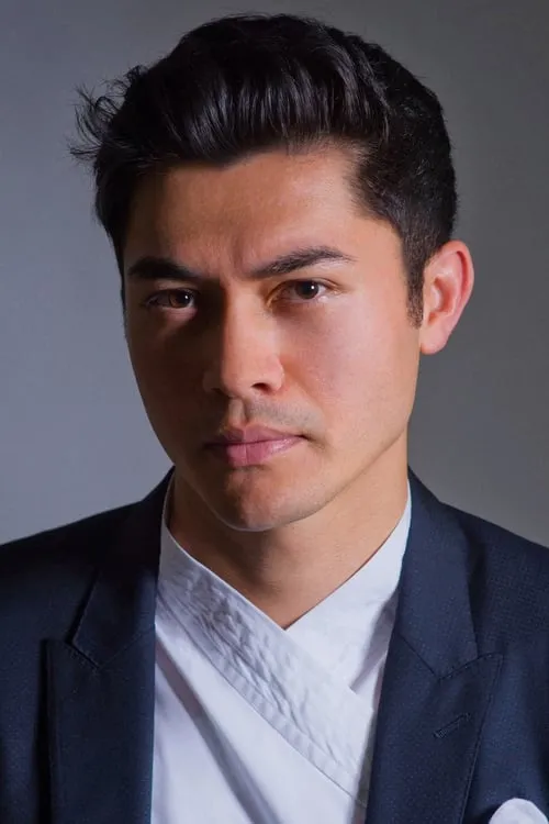 Henry Golding interpretando a Vance Druid