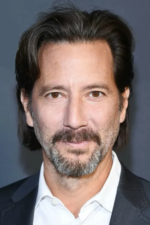 Henry Ian Cusick interpretando a Brian