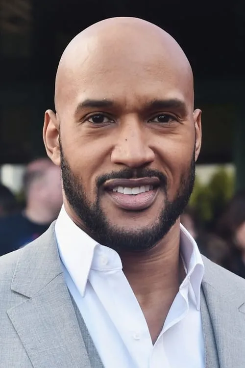 Henry Simmons interpretando a Cliff Wagner