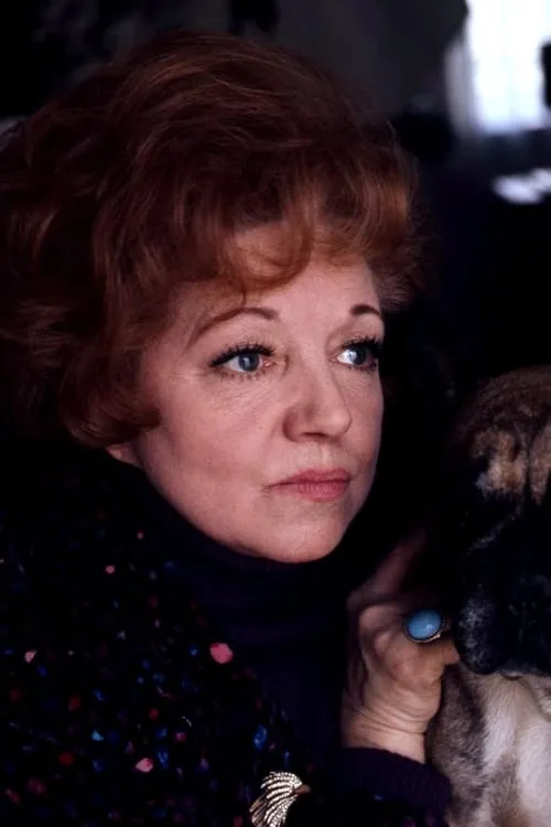 Hermione Baddeley interpretando a Mrs. McCleary