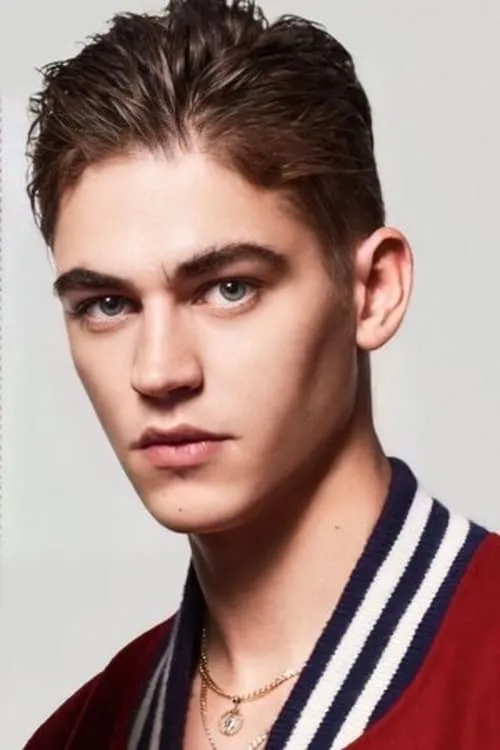 Hero Fiennes Tiffin interpretando a Santo Ferreira