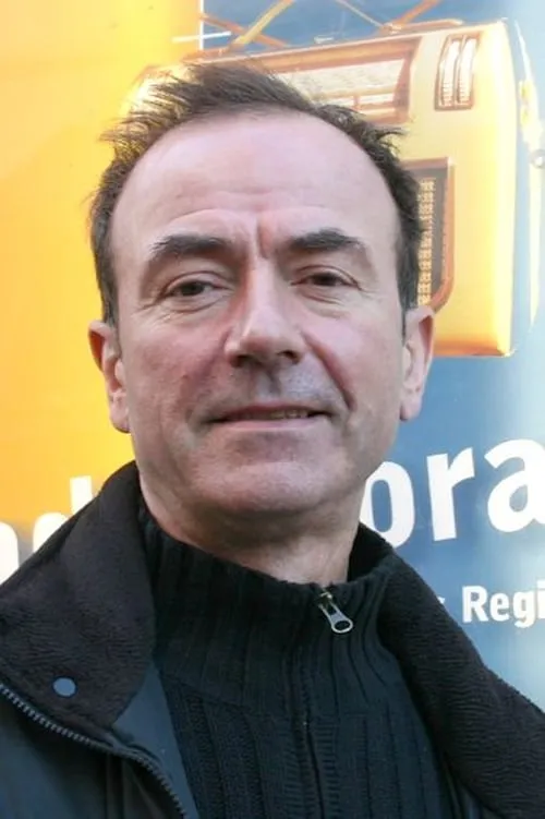 Hugh Cornwell interpretando a Self (archive footage)