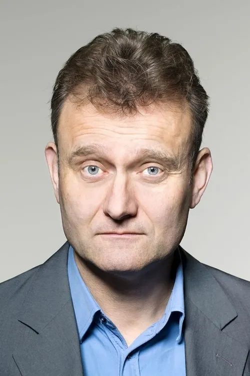 Hugh Dennis interpretando a 