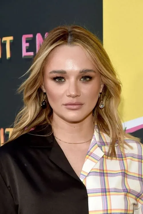 Hunter King interpretando a Danielle Turner