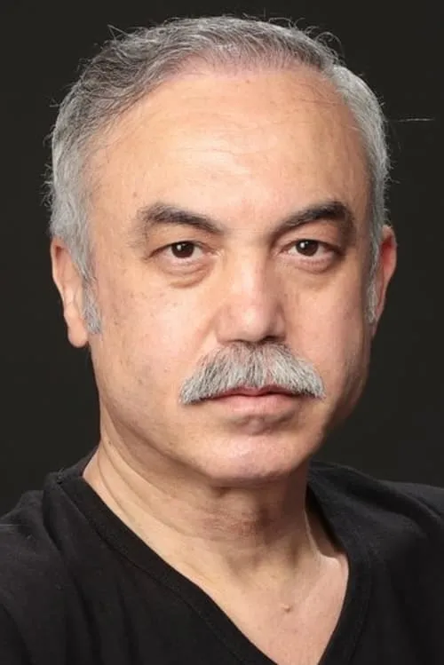 Hüseyin Güler interpretando a Meyhane Müsterisi