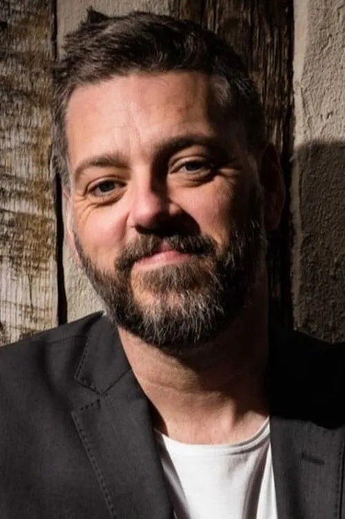 Iain Lee interpretando a Self