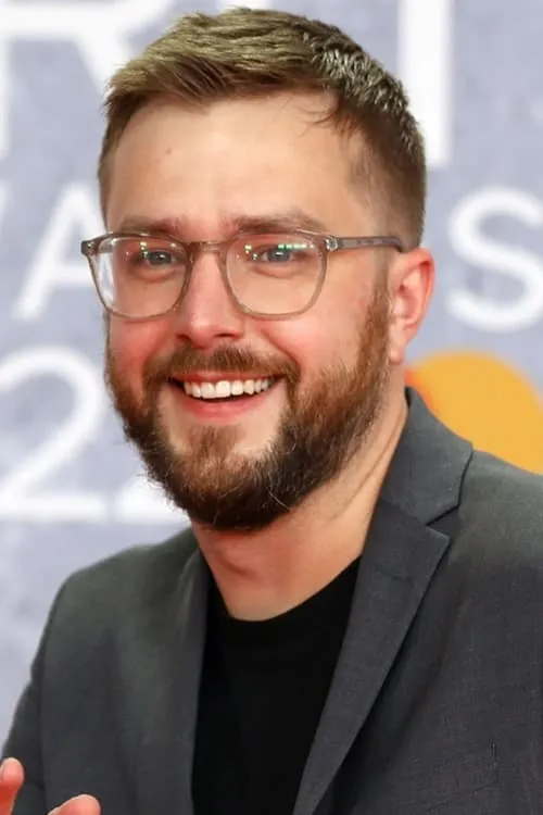 Iain Stirling interpretando a Self