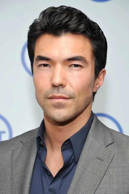 Ian Anthony Dale interpretando a Noah