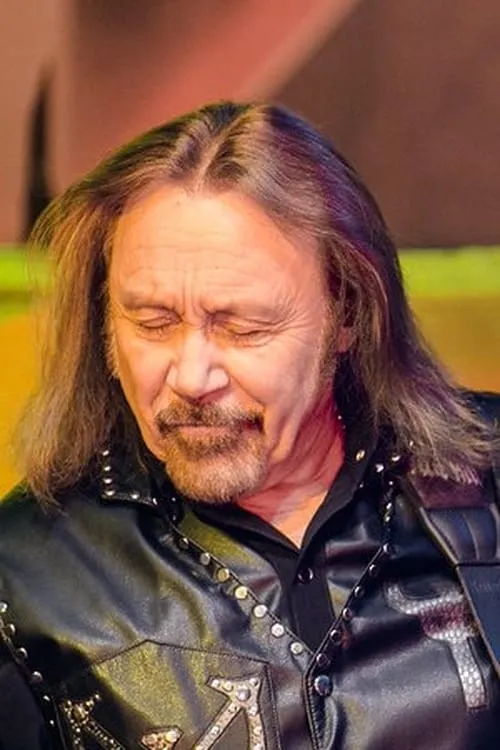 Ian Hill interpretando a Self - Bass