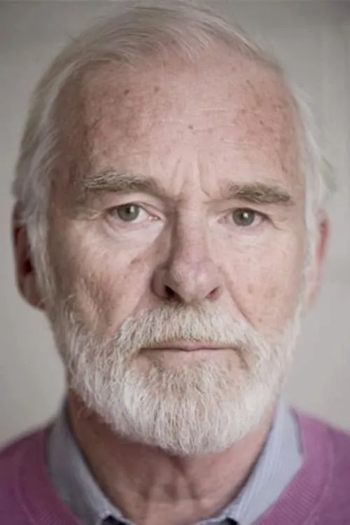 Ian McElhinney interpretando a Freddie Clarke