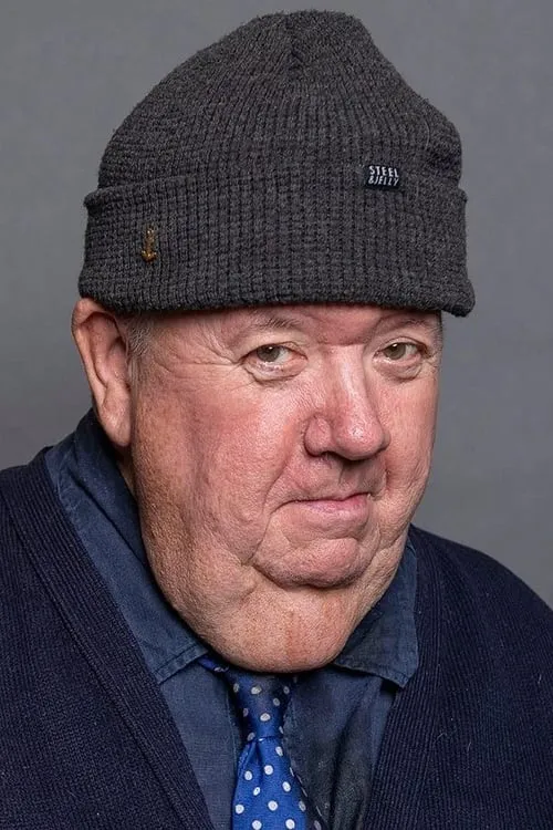 Ian McNeice interpretando a The Farmer