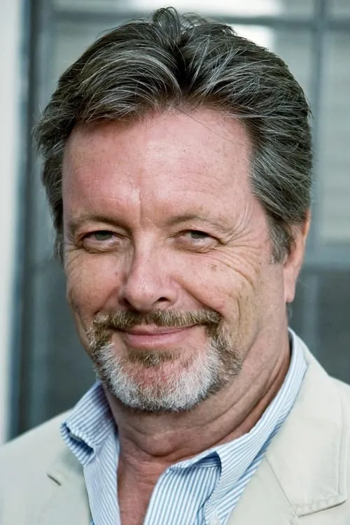 Ian Ogilvy interpretando a Himself