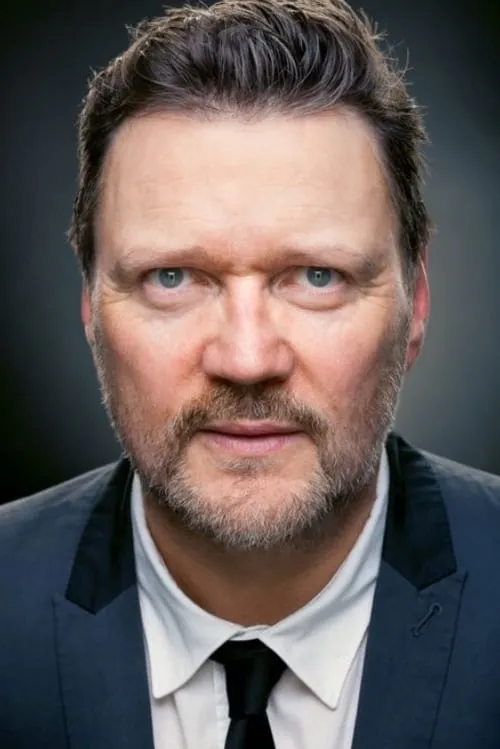 Ian Puleston-Davies interpretando a DI Matthews