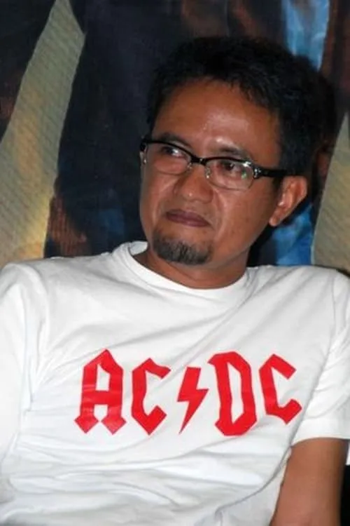 Iang Darmawan interpretando a Kiai Taqim