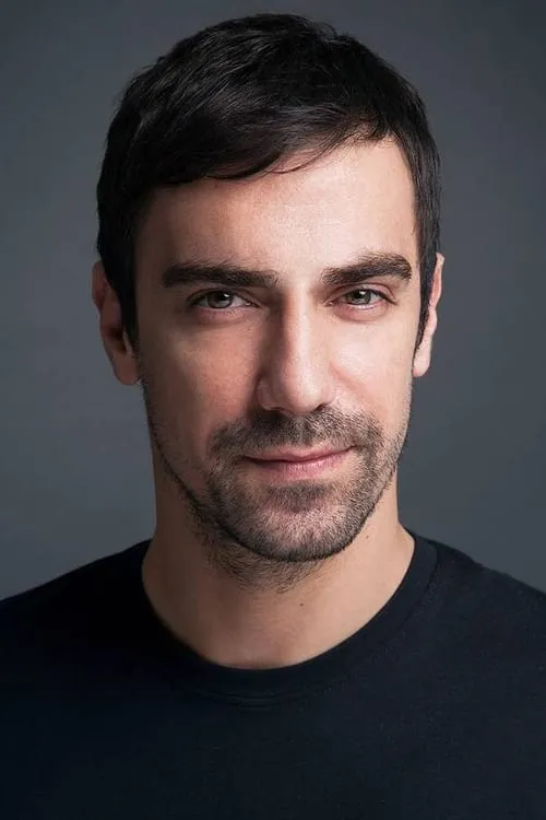 Ibrahim Çelikkol interpretando a Ali